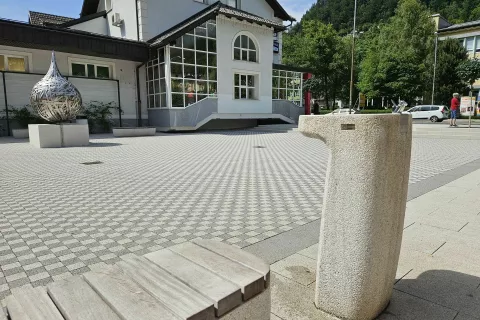 Pitnik je postavljen tudi na novem Trgu prijateljstva. / Foto: arhiv Občine Jesenice