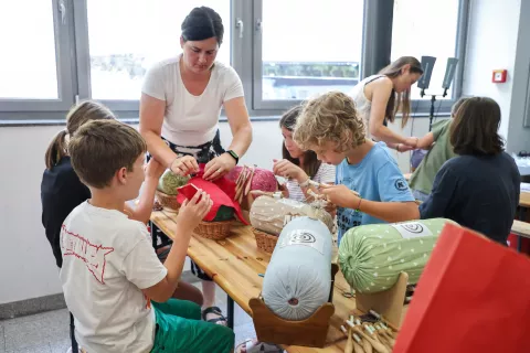 Ustvarjalnice se je udeležilo trideset mladih klekljaric, kleklje pa je uspešno vihtelo tudi sedem dečkov. / Foto: Tina Dokl