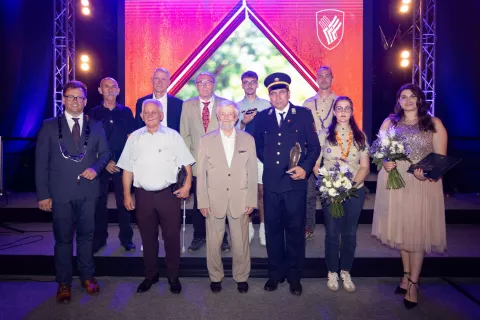 Letošnji občinski nagrajenci v Medvodah z županom Nejcem Smoletom / Foto: Peter Košenina