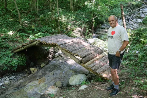 Vilko Šušteršič ob mostu čez potok / Foto: Alenka Brun