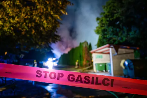 »Skrajni čas je, da se enkrat odločimo za preventivo (avtomatski gasilni sistemi) in ne kurativo (gasilci). Gasilci naj bodo samo podpora in kontrola sistemov,« pravijo v civilni iniciativi Epoksi poliester z razlogom iz vasi v industrijsko cono. / Foto: Nik Bertoncelj