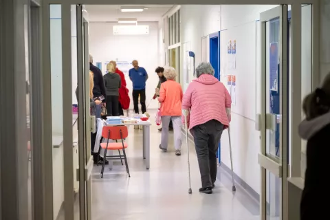 Po prvotnih načrtih bi imela regijska bolnišnica v Kranju 600 postelj, na leto bi lahko hospitalizirala 35 tisoč ljudi in poskrbela za več kot 200 tisoč ambulantnih obravnav. Slika je simbolična. / Foto: Nik Bertoncelj