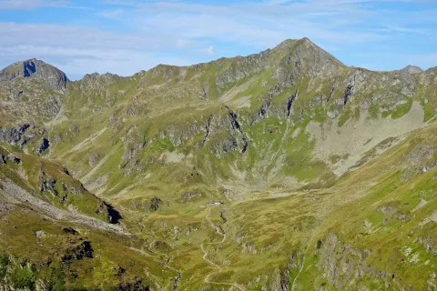 S poti proti škrbini se odpre lep razgled na kočo Landawirsee. / Foto: Jelena Justin