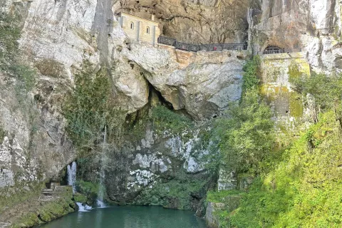 V skali nad izvirom reke stoji kapelica, kjer naj bi molil kralj Pelayo. / Foto: Neža Markelj