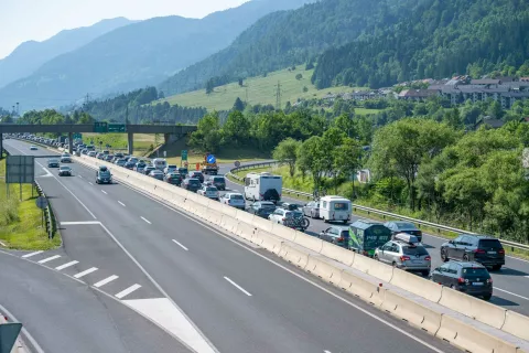 Dars in Agencija za varnost prometa s preventivnimi akcijami opozarjata na pomen varne vožnje v času dopustniških konic – delijo vodo in nasvete ter spodbujajo odgovorno ravnanje voznikov. / Foto: Nik Bertoncelj