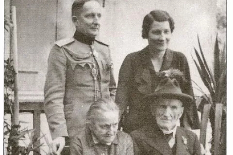 Zakonca Jožefina in Joža Tomše kot zlatoporočenca s sinom Franom in hčerko Ano / Foto: Arhiv Avtorice