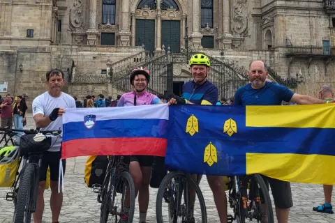Na cilju v v Santiagu de Composteli s slovensko in žirovsko zastavo. / Foto: Osebni Arhiv