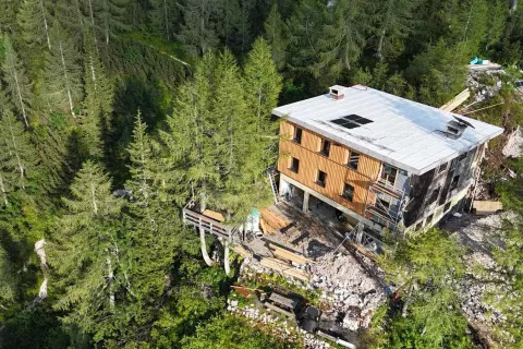 Kranjsko kočo na Ledinah že dve leti postopoma, a temeljito obnavljajo. Osrednji projekt v okviru celovite obnove koče je energetska sanacija. / Foto: arhiv PD Kranj