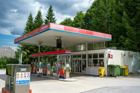 Bencinski servis Petrol Podkoren Kranjska Gora / Foto: Nik Bertoncelj