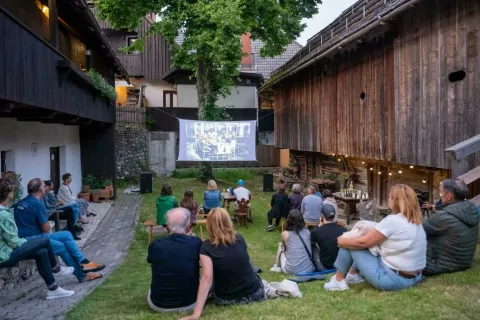 Filmi pod lipo letos potekajo že petič. / Foto: Nik Bertoncelj