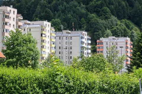 stanovanje stanovanja nepremičnina blok večstanovanjska stavba Železniki / Foto: Tina Dokl