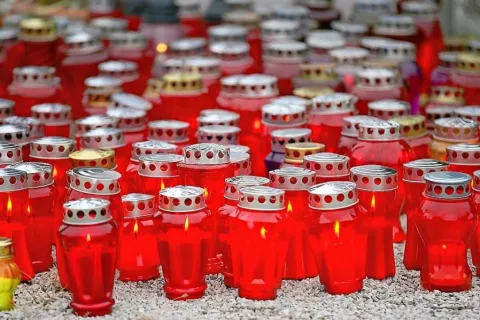 Ko sveče izgorijo, jih je treba odložiti v posebne zabojnike na pokopališčih, predelati pa je možno več kot 90 odstotkov njihovih sestavnih materialov. / Foto: Tina Dokl