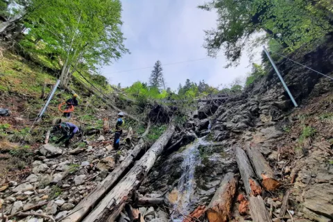 Doslej so očistili zaplavne pregrade, namestili dodatne sirene, označili evakuacijske poti ... Na gradnjo velike zaplavne pregrade pa krajani še čakajo. / Foto: arhiv Občine Jesenice