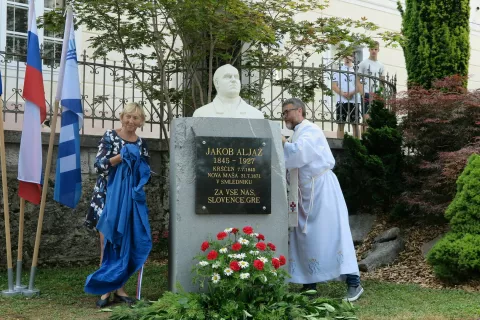 Doprsni kip Jakoba Aljaža, s pogledom zazrtega proti Triglavu, sta odkrila podžupanja Občine Medvode Mojca Murnik in župnik v Smledniku David Jensterle. / Foto: Ana Jagodic Dolžan