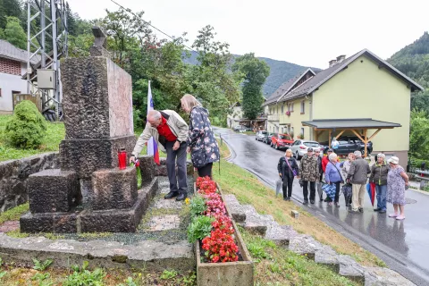 Poklonili so se spominu na devet padlih talcev. / Foto: Tina Dokl