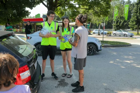 Agencija za varnost prometa s študenti osvežila in ozaveščala voznike na prometno najbolj obremenjeni soboti na AC reši življenje / Foto: Tina Dokl