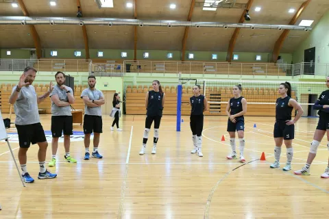 Odbojkarice so se iz Kranjske Gore preselile v Ljubljano. / Foto: Ozs