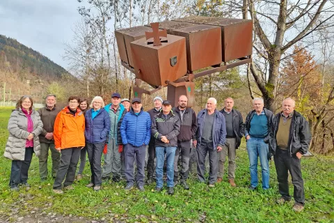 Člani kranjskega Društva general Rudolf Maister so leta 2022 obiskali kraj pod gradom Humberk nad Dravo pri Borovljah, kjer je bil januarja leta 1919 hudo ranjen major Alfred Lavrič. Kovinski spomenik je bil postavljen v čast avstrijski vojski, ki je porazila Lavričeve prostovoljce. / Foto: Jože Košnjek