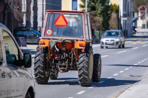 Simbolična fotografija traktor na cesti  / Foto: Nik Bertoncelj