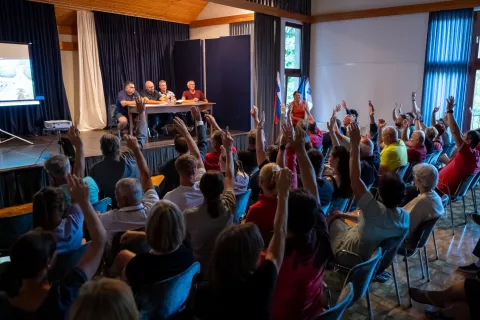 Krajani so povsem napolnili dvorano kulturnega doma in soglasno potrdili sklep, da se hitrost omeji na 50 kilometrov na uro. / Foto: Nik Bertoncelj