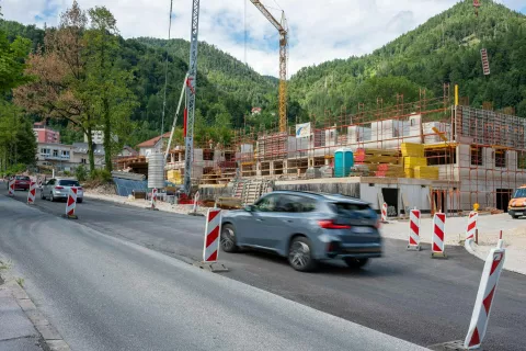 Cesta je ponovno odprta, hitro pa napreduje tudi gradnja dveh večstanovanjskih objektov ob njej. / Foto: Nik Bertoncelj