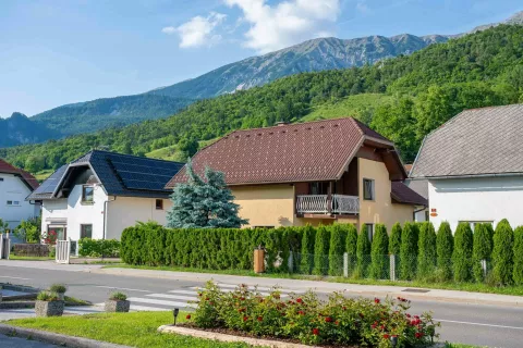 V žirovniški občini želijo ohraniti visok standard pri skrbi za javne površine z redno košnjo, urejanjem cvetja in zelenja. / Foto: Nik Bertoncelj