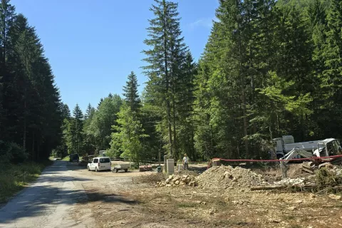 Pred nekaj dnevi se je začela obnova enega od dveh mostov v Dragi. / Foto: Marjana Ahačič