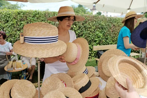 Slamnikarski sejem v Domžalah pravzaprav predstavlja začetek sezone nošenja slamnikov. / Foto: 