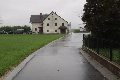 Nesreča se je zgodila v Žabnici blizu pokopališča. / Foto: Arhiv Pu Kranj