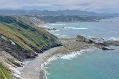 Razčlenjena obala Asturije, kjer se zeleni pašniki zaklučujejo s strmimi pečinami. / Foto: Neža Markelj