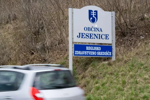 Tabla Občina Jesenice Regijsko zdravstveno središče / Foto: Nik Bertoncelj