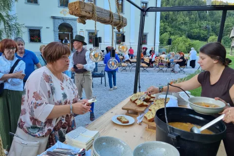 Obiskovalci so imeli priložnost tradicionalno jed, ki so jo pripravljale gospodinje na Visokem, tudi poskusiti. / Foto: Mateja Rant