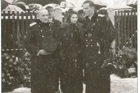 Ob Tomšetovi smrti v Ljubljani- sin, hči in zet / Foto: Podbrezje.si