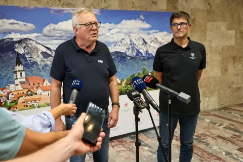 Minister Jože Novak na terenskem ogledu delovišč na porečju zgornje Save z leve Jože Novak Minister za naravne vire in prostor Matjaž Rakovec župan občine Kranj / Foto: Tina Dokl