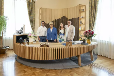 V novi pisarni Viševnik je predsednica pripravila sprejem za ustvarjalce pisarne. Na fotografiji so lastnik podjetja OSM Rok Koprivnikar, predsednica države Nataša Pirc Musar, arhitektka Eva Prelovšek Niemela in lastnik skupine Elektronček Joc Pečečnik. / Foto: Matjaž Klemenc 