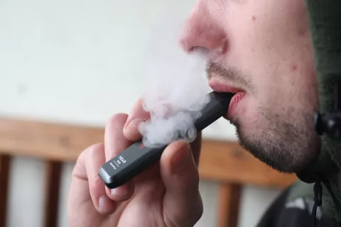Po podatkih NIJZ več kot 30 odstotkov srednješolcev redno posega po elektronskih cigaretah. / Foto: arhiv GG