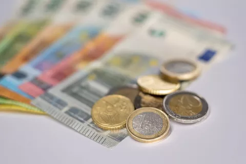 Simbolična fotografija ekonomija, finance, evro, denar. / Foto: Nik Bertoncelj