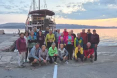 Naša skupina v pristanišču Karlobag v ozadju pa naša barka Miki / Foto: Grega Flajnik