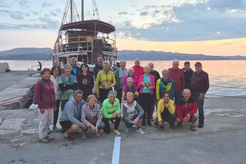 Naša skupina v pristanišču Karlobag v ozadju pa naša barka Miki / Foto: Grega Flajnik