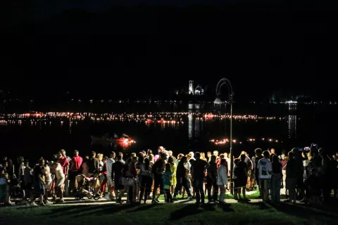 V soboto bo Blejsko jezero znova zažarelo v soju tisočerih lučk v jajčnih lupinah. / Foto: Tina Dokl, arhiv Gorenjski glas