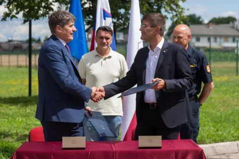 Podpis pogodbe za izgradnjo ter sporazuma o sofinanciranju zaprte nadstrešnice Gasilsko reševalne službe Kran / Foto: Primož Pičulin