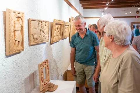 Razstava rezbarij, avtorja Olga in Lojze Šmid, galerija Muzeja Železniki / Foto: Simon Benedičič