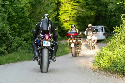 motor sezona motorist na cesti varnost varna vožnja / Foto: Tina Dokl