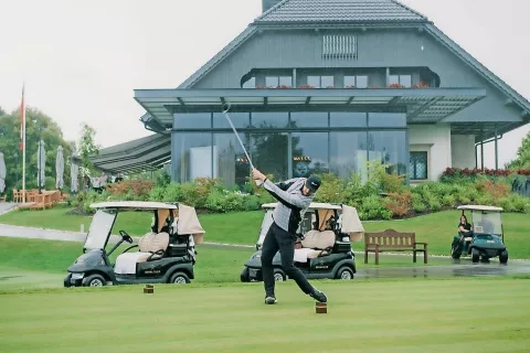 V sklopu golfskega igrišča bodo zgradili dvanajst vil. Vsaka bo oblikovana tako, da bo gostom zagotavljala zasebnost, mir ter neposreden stik z naravo. / Foto: Primož Pičulin (arhiv Gorenjskega glasa)