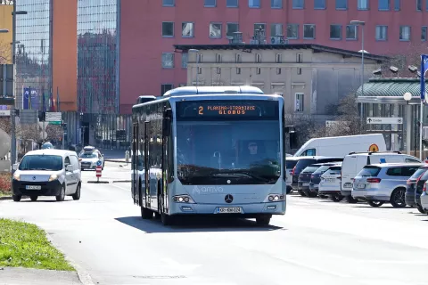 V petek, 25., in v soboto, 26. julija, bodo od 16. ure naprej vse redne linije Mestnega potniškega prometa Kranj brezplačne. Poleg tega bo oba dneva vozil dodaten brezplačni avtobus. / Foto: Tina Dokl