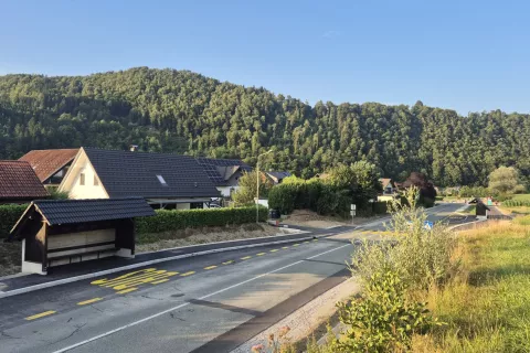 Postajališči v Brodeh, ki sta del celovite prenove, sta že urejeni. / Foto: Klara Mrak