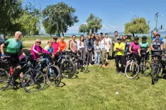 Na enem izmed postankov smo se družili z dijaki, ki so imeli ob jezeru športni dan. / Foto: Grega Flajnik