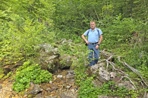 Rajko Slapar pri Malem izvirku, katerega vodo analize uvrščajo med mikrobiološko najčistejše vode v Kamniško-Savinjskih Alpah. / Foto: Špela Šimenc