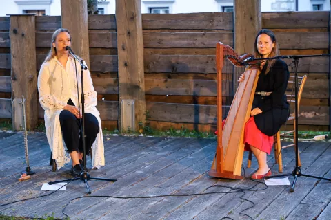 Glasbeno pripovedovalska predstava Svetlica pripovedovalka Maša Budič ter glasbenica ZveN Zvezdana Novaković Županov kot Jezersko / Foto: Tina Dokl