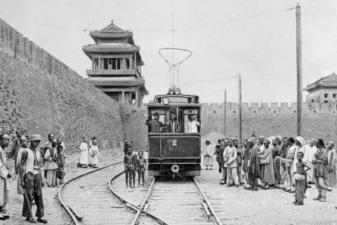 Nekoč: eden prvih električnih tramvajev na Kitajskem, izdelan v nemški tovarni Siemens, 1899. / Foto: Wikipedija